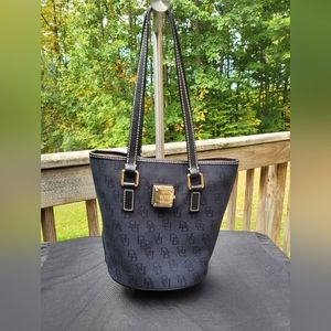 DOONEY AND BOURKE BUCKET BAG.
